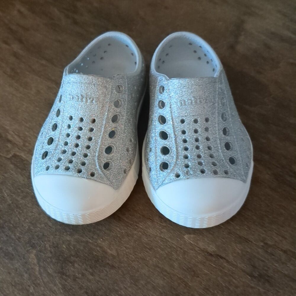 Native Jefferson Slip-On Shoes Silver Glitter Size 4 Toddler